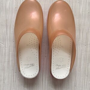 Dansko Women's Peach Mules